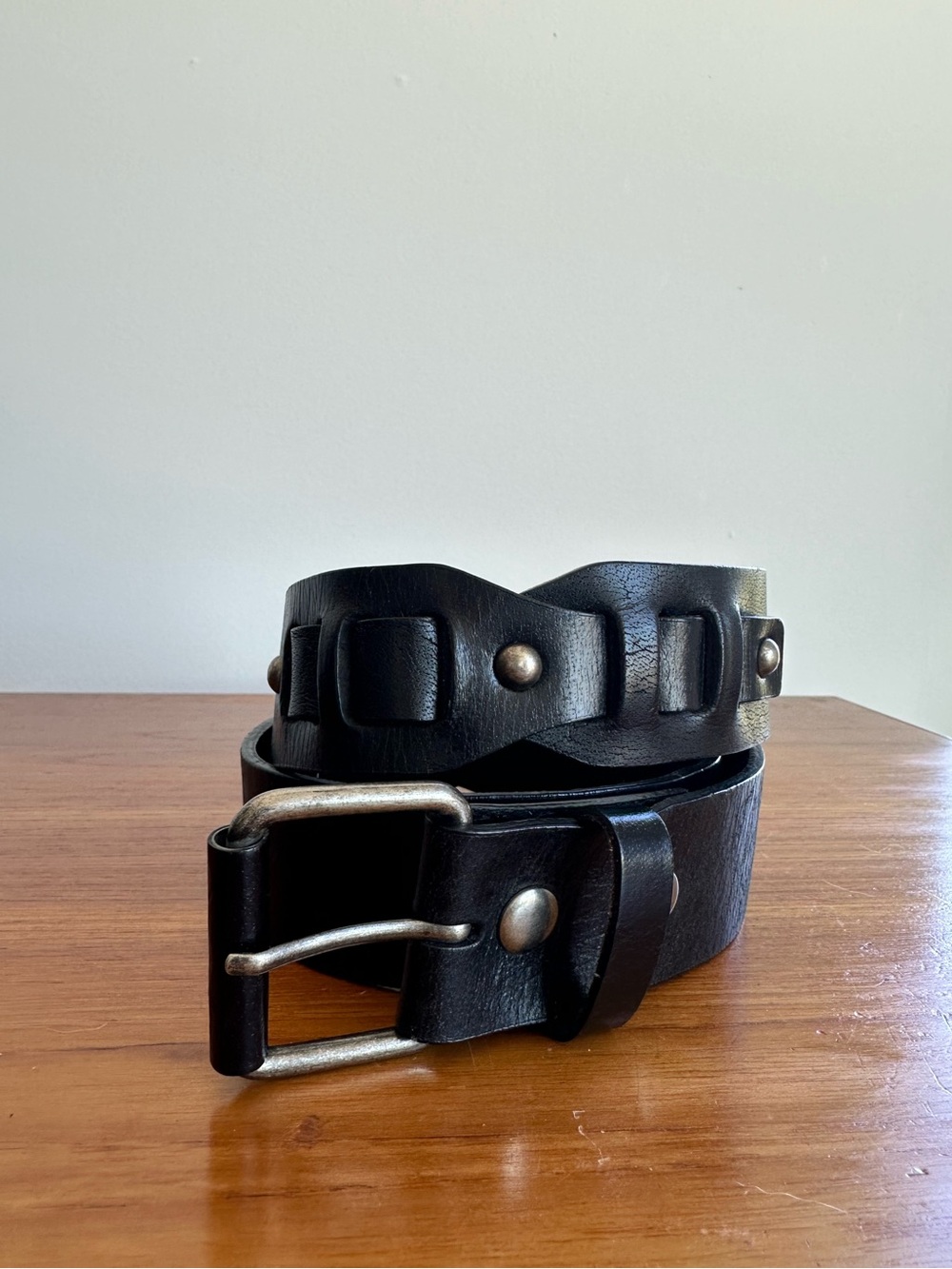EUC Y2K | BLACK LEATHER BELT WITH SILVER RIVET & WEAVE DETAILING | 42 INCHES